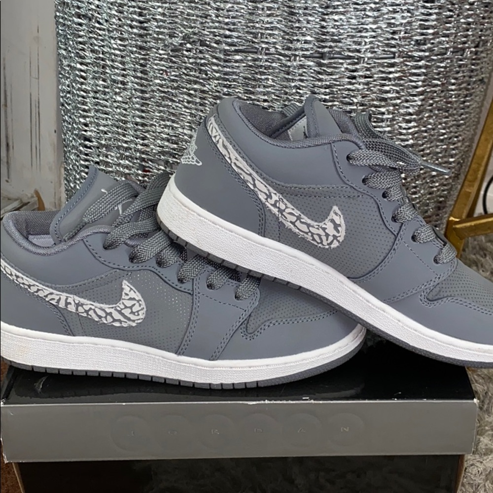 Shoes - Picture 2 of 4